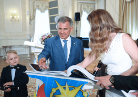 Победители «Созвездия – Йолдызлык» подарили президенту РТ книгу о фестивальном движении