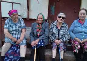 В Нижнекамске бабушек оставили без скамеек