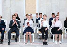 Полицейские Нижнекамска вручили десятерым подросткам паспорта - НТР 24