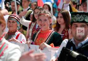 В казанском парке Горького в честь Дня России прошел парад дружбы народов - НТР 24