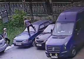 В Нижнекамске дети, пытающиеся разбить машину, попали на камеру видеонаблюдения - НТР 24