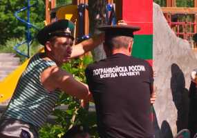 Солдаты запаса облагородили монумент воинам пограничной службы в поселке Красный Ключ