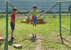 В Нижнекамске дети своими руками смастерили качели на непригодной для игр площадке