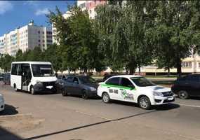 В Нижнекамске водитель маршрутки собрал «паровозик» на ул.Студенческой