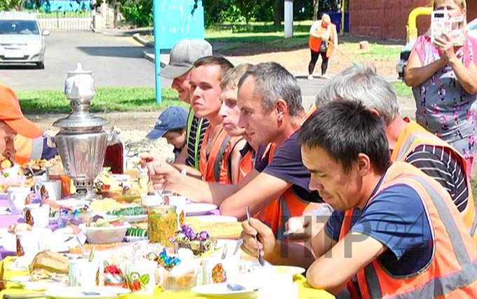 Жители Нижнекамска угостили пирогами рабочих, отремонтировавших двор
