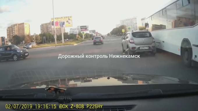 В Нижнекамске автобус попал в ДТП, автосообщество обсуждает в соцсети виновника аварии