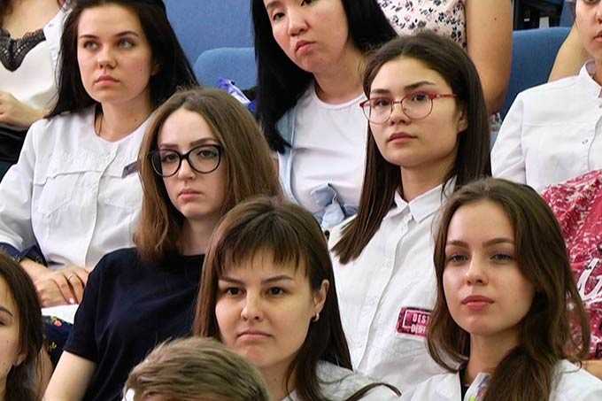 Молодых медиков привлекают в Нижнекамск арендным жильем и суперсовременным оборудованием