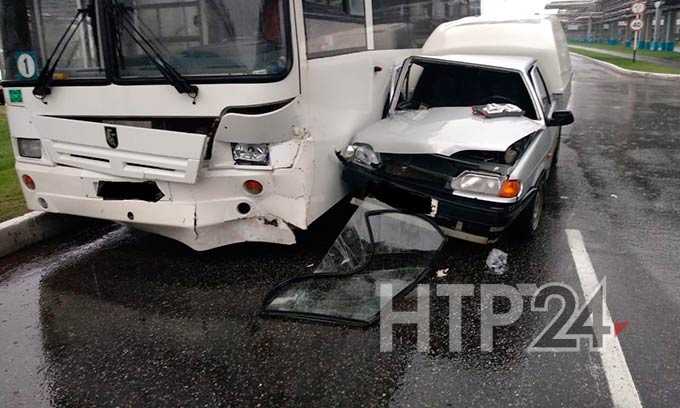 В Нижнекамске столкнулись автофургон и пассажирский автобус