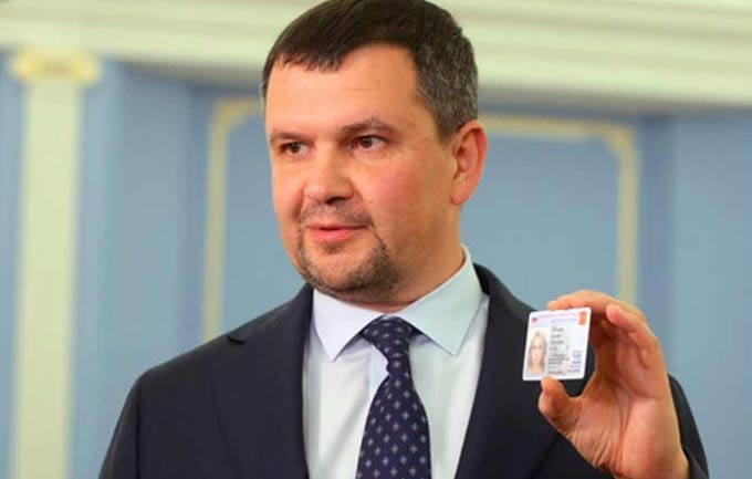 Акимов показал будущий пластиковый паспорт россиянина