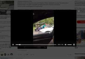 Автоледи прокатила поклонника на капоте - видео