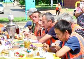 Жители Нижнекамска угостили пирогами рабочих, отремонтировавших двор