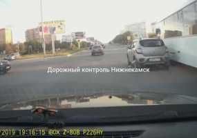 В Нижнекамске автобус попал в ДТП, автосообщество обсуждает в соцсети виновника аварии
