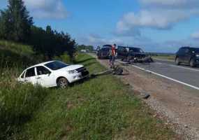 В Нижнекамске оторванное в ДТП с участием трех машин колесо попало в «Renault Kaptur» - НТР 24