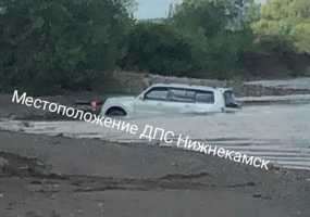 В выходные в Нижнекамском районе дорогой автомобиль ушел под воду с водителем