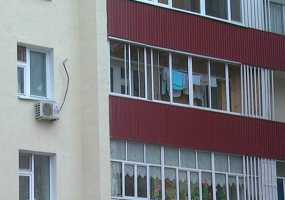 Влюбленный мужчина, пытаясь пошутить, уронил свою подругу с балкона - НТР 24