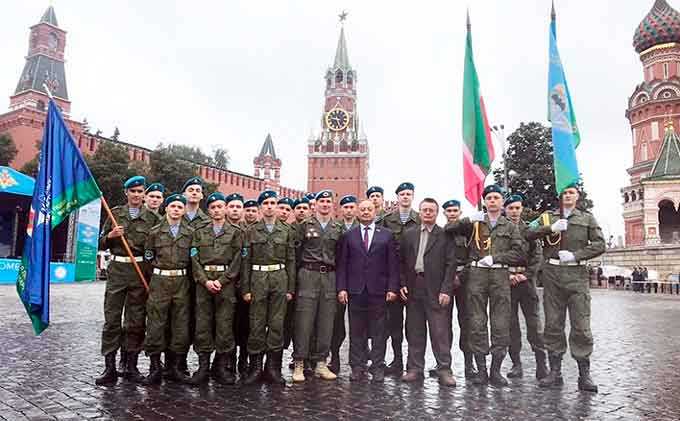 Нижнекамцы приняли участие в параде на Красной площади в честь Дня ВДВ