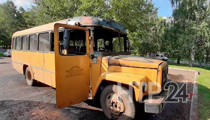 В Нижнекамске на общественной парковке сгорел автобус