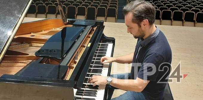 Прославленный пианист Тимур Мустакимов даст концерт в родном Нижнекамске