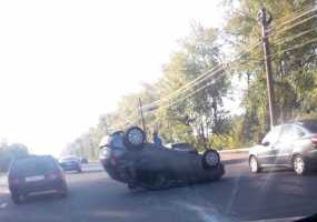 Появилось видео с автомобилем-перевертышем около НКЦ в Нижнекамске - НТР 24