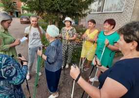Жители поселка Строителей в Нижнекамске совмещают скандинавскую ходьбу с песнями