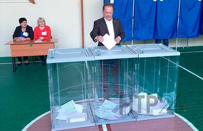 В Нижнекамске на выборах депутатов Госсовета одним из первых проголосовал мэр города Айдар Метшин