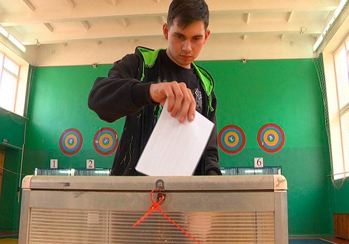 Временная регистрация и выборы. Подарки впервые голосующим на выборах. Человек голосует Татарстан.