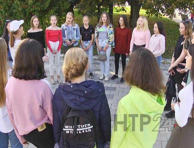 В Нижнекамске школьницы запели в сквере Лемаева
