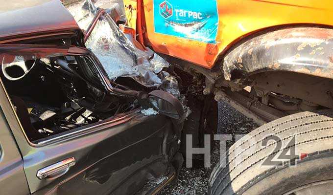 В Нижнекамске водитель «КамАЗа» пострадал при столкновении с «Нивой»