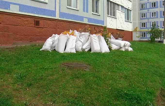 В Нижнекамске рабочие бросали на провода мусор с крыши дома