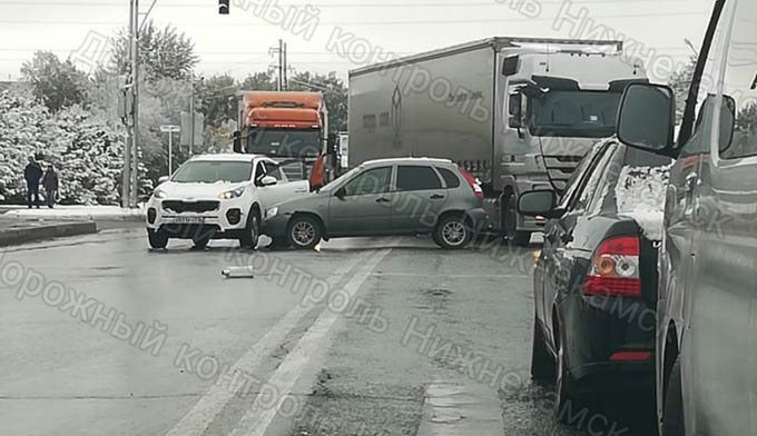 На дороге через промзону в Нижнекамске столкнулись легковушка и грузовик