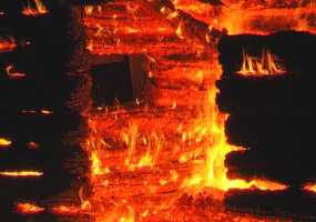 Около Нижнекамска огонь уничтожил сначала дом, а затем баню