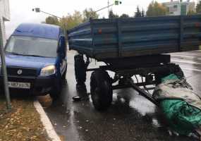 В Нижнекамске отцепившаяся от трактора телега врезалась в машину