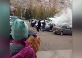 В Нижнекамске на парковке около спортивного магазина загорелся автомобиль