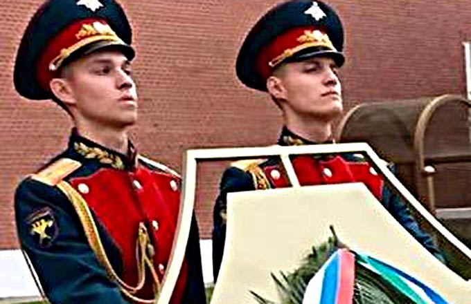 Выпускник НПК, служащий в почетном Кремлёвском карауле, передает привет преподавателям
