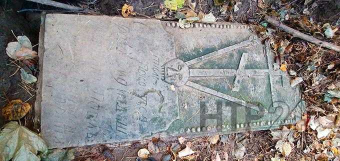 В Нижнекамске в лесу обнаружено древнее надгробие