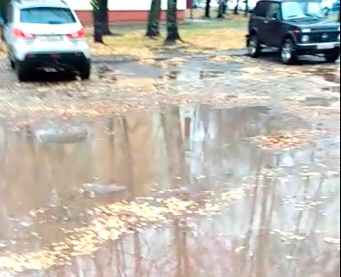 В Нижнекамске жители одной из многоэтажек жалуются на потоп во дворе