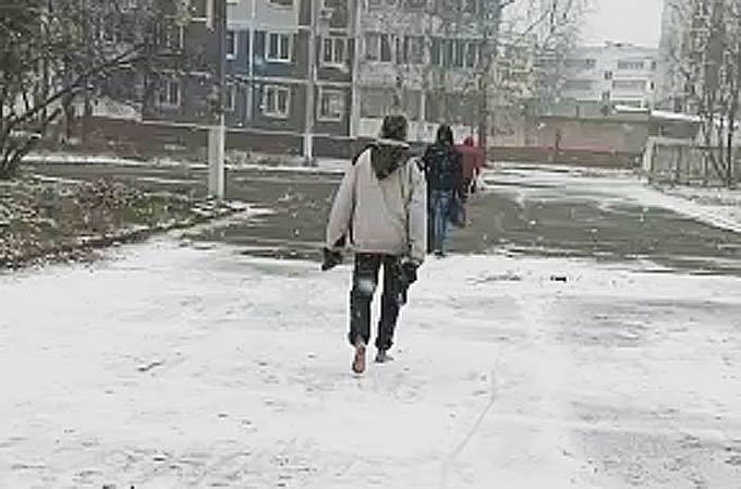 Нижнекамец решил пройтись босиком по первом снегу