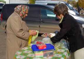 Пришедших на ярмарку нижнекамских пенсионеров напоили чаем с конфетами - НТР 24