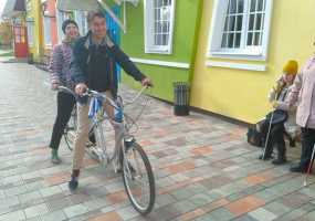 В Нижнекамске местный активист катает на велосипеде незрячих и слабовидящих - НТР 24