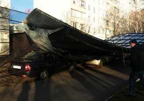 В Нижнекамске сорванная ураганом крыша магазина упала на машины