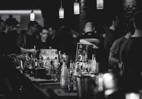 Пьяная кассирша напала в баре на молодого мужчину и чуть не покалечила его - НТР 24