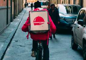 В Татарстане лжеполицеский "развел" доставщика еды - НТР 24