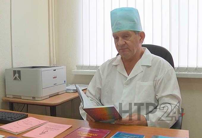 В Нижнекамске врач-гинеколог выпустил свою третью книгу