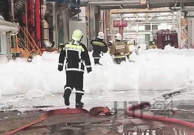 Появилось видео тушения пожара на заводе КГПТО в Нижнекамске