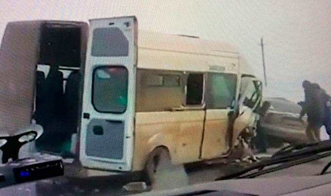 В Татарстане в ДТП с микроавтобусом пострадали 14 человек, есть погибший