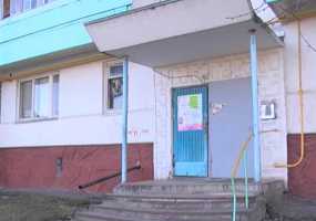 Пьяная семейная чета в Челнах выпала из окна на козырек подъезда - НТР 24