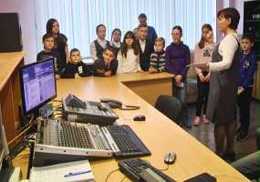 Нижнекамских телевизионщиков с профессиональным праздником поздравили воспитанники социального центра - НТР 24