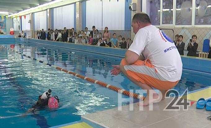В честь Дня спасателя нижнекамским школьникам показали, как погружаться с аквалангом в воду