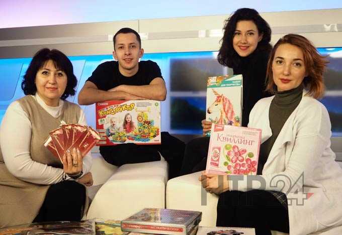 Артисты ТЮЗа и кадеты пополнили мешок Деда Мороза НТР подарками для детей