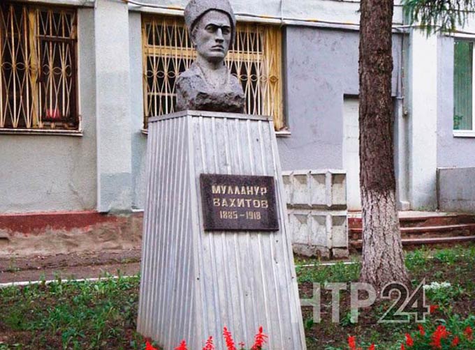 Нижнекамцы обеспокоены пропажей бюста революционера Мулланура Вахитова